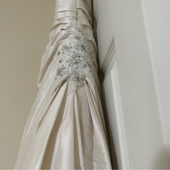 Maggie Sottero Benita Strapless Wedding Gown and 2 Wedding Veils - Picture 7 of 16